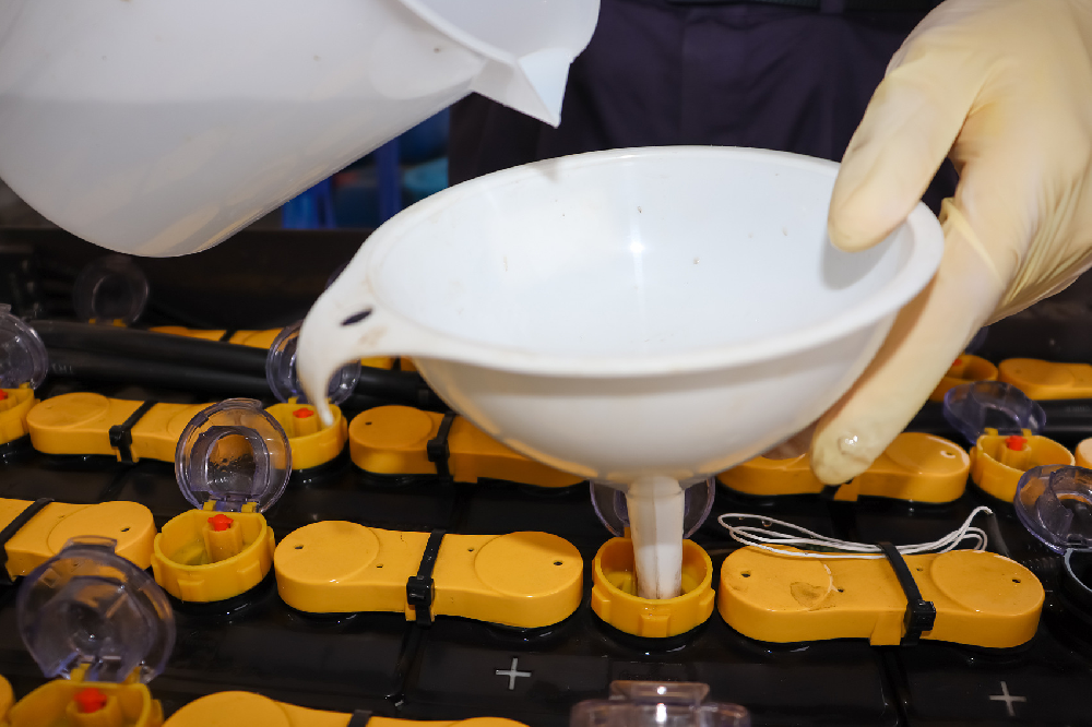 電瓶里面沒水了應(yīng)如何處理？缺水會對電瓶造成何種損害？